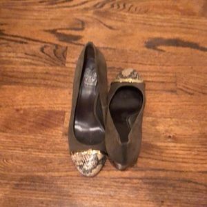 Tory Burch olive green suede pumps with cap toe